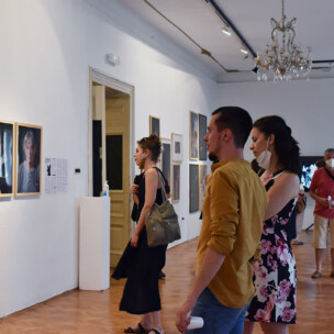 Katedra Za Intermediju, Otvorenje Izložbe, Nekoliko Posjetitelja Razgledavaju Portrete