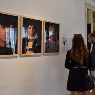 Katedra Za Intermediju, Otvorenje Izložbe, Posjetitlji Razgledavaju Tri Portreta