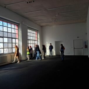 Studenti/ce na vodstvu MMSU po Art kvartu, razgledavanje muzeja.