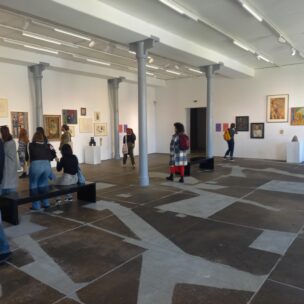 Studenti/ce na vodstvu MMSU po Art kvartu, razgledavanje izložbe.